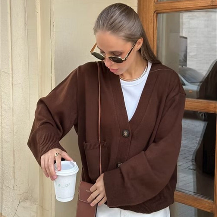 Damer avslappnad stickad cardigan med stora fickor och knäppning Mirla-Eva Jonsson