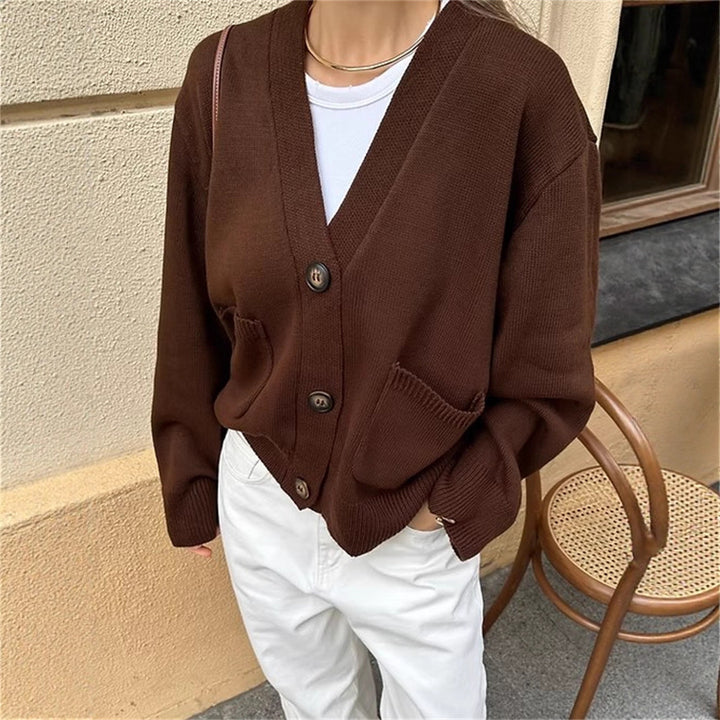 Damer avslappnad stickad cardigan med stora fickor och knäppning Mirla-Eva Jonsson