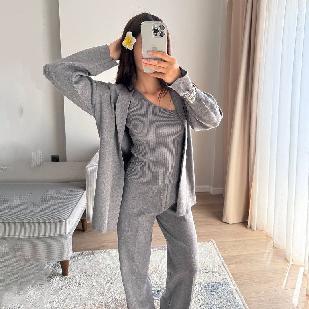 Damer avslappnad stickad dräkt med asymmetrisk överdel och bekväm passform Mirla-Eva Jonsson