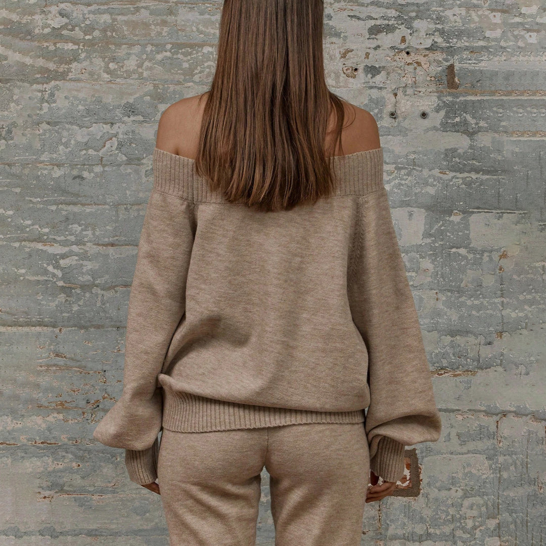 Damer avslappnad stickad kostym med off-shoulder och vida ben Mirla-Eva Jonsson