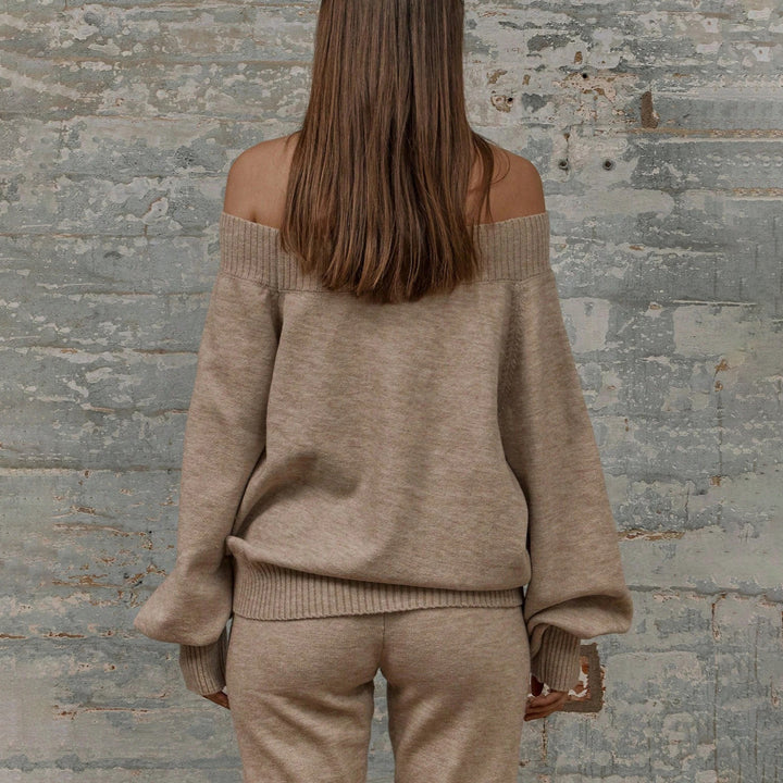 Damer avslappnad stickad kostym med off-shoulder och vida ben Mirla-Eva Jonsson