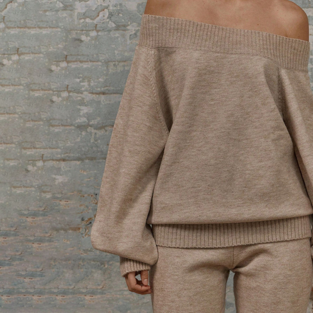 Damer avslappnad stickad kostym med off-shoulder och vida ben Mirla-Eva Jonsson