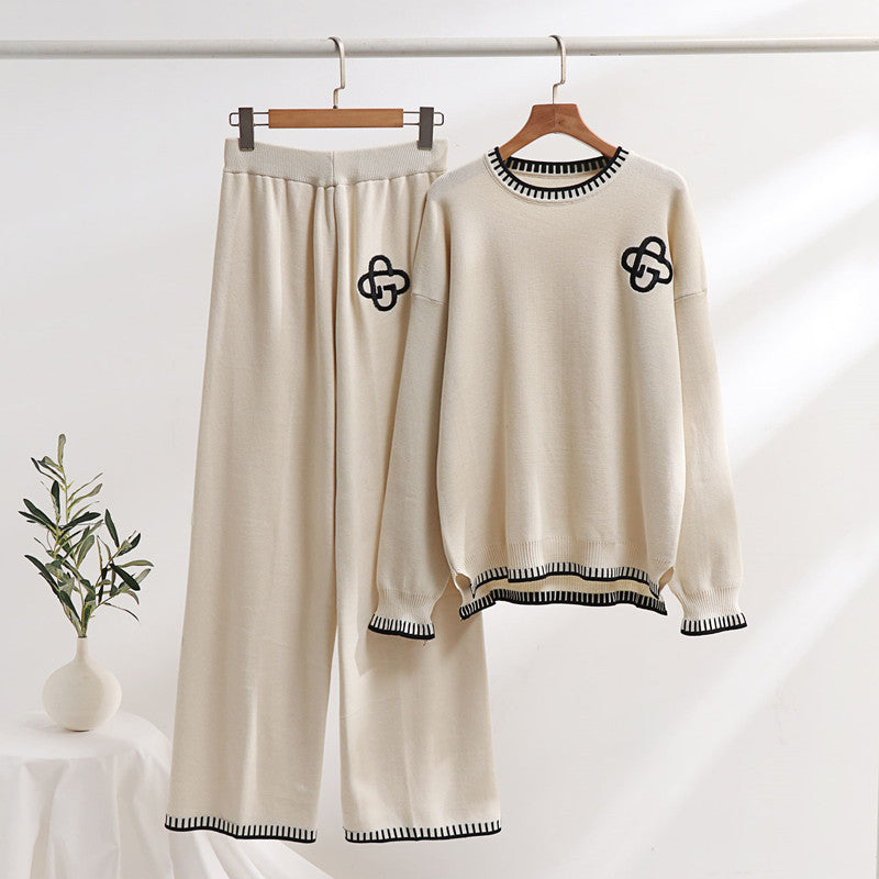 Damer avslappnad stickad loungewear-set med dekorativa kontrastdetaljer Mirla-Eva Jonsson