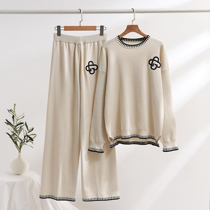 Damer avslappnad stickad loungewear-set med dekorativa kontrastdetaljer Mirla-Eva Jonsson