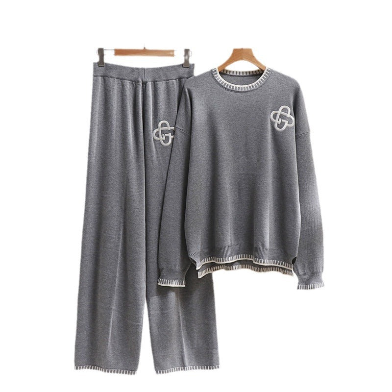 Damer avslappnad stickad loungewear-set med dekorativa kontrastdetaljer Mirla-Eva Jonsson