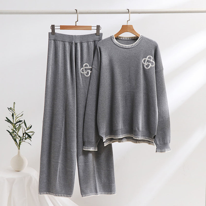 Damer avslappnad stickad loungewear-set med dekorativa kontrastdetaljer Mirla-Eva Jonsson