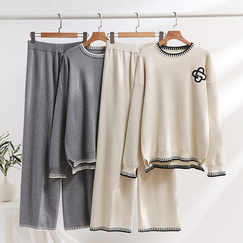 Damer avslappnad stickad loungewear-set med dekorativa kontrastdetaljer Mirla-Eva Jonsson