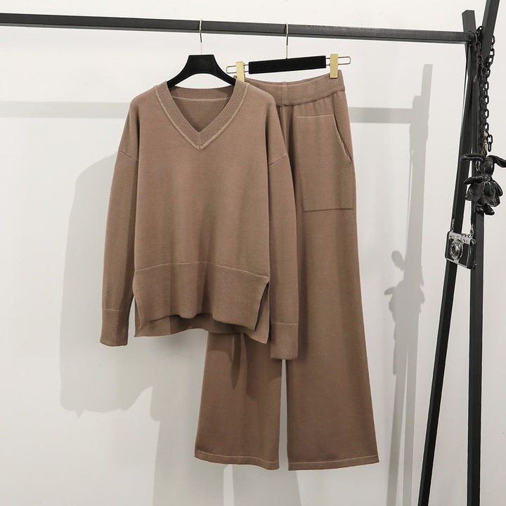 Damer avslappnad stickad loungewear-set med djup V-hals och praktiska fickor Mirla-Eva Jonsson
