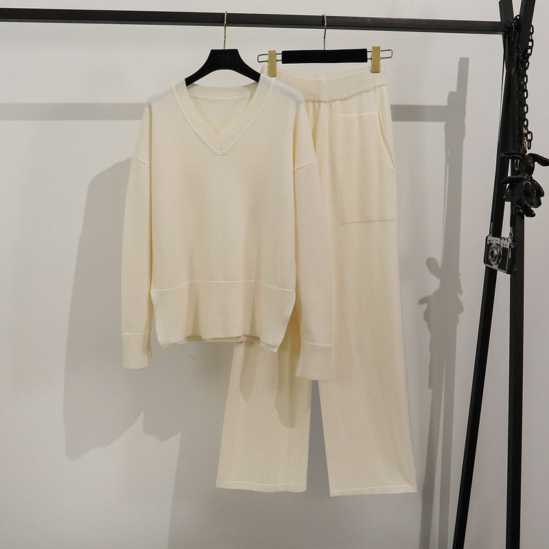 Damer avslappnad stickad loungewear-set med djup V-hals och praktiska fickor Mirla-Eva Jonsson