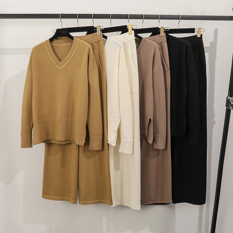 Damer avslappnad stickad loungewear-set med djup V-hals och praktiska fickor Mirla-Eva Jonsson