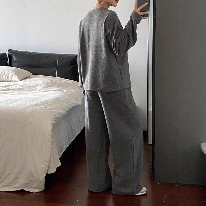 Damer avslappnad stickad loungwear-set med lös passform och asymmetrisk överdel Mirla-Eva Jonsson