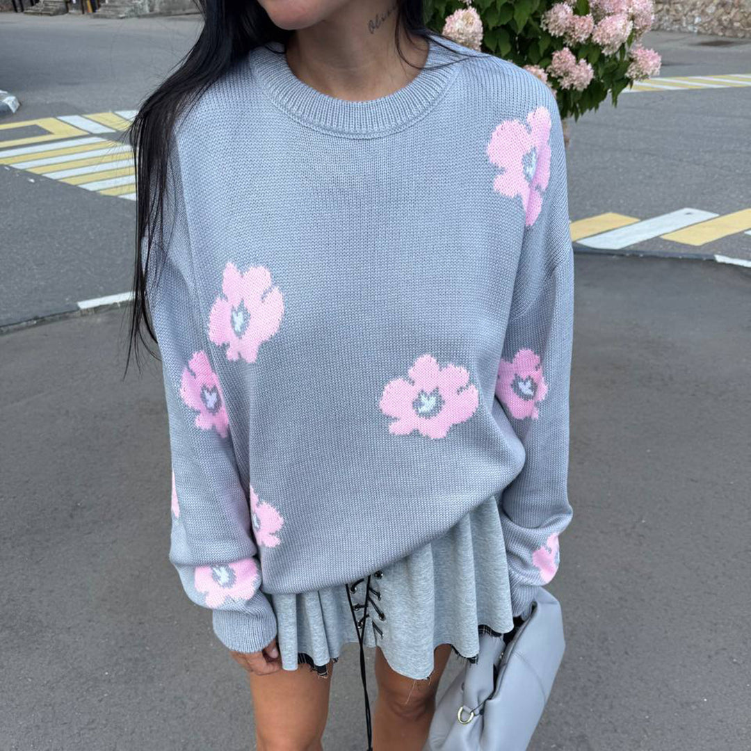 Damer avslappnad stickad tröja med blomsterdesign och fin stickstruktur Mirla-Eva Jonsson