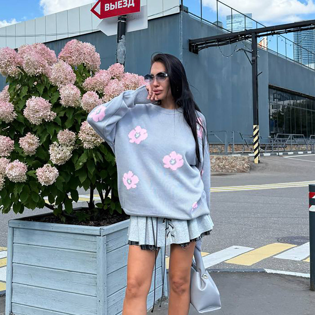 Damer avslappnad stickad tröja med blomsterdesign och fin stickstruktur Mirla-Eva Jonsson
