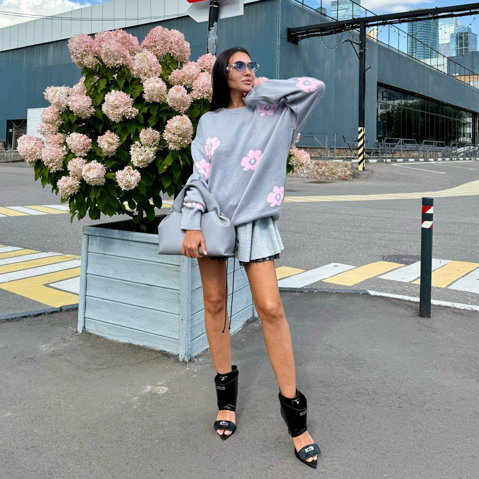 Damer avslappnad stickad tröja med blomsterdesign och fin stickstruktur Mirla-Eva Jonsson