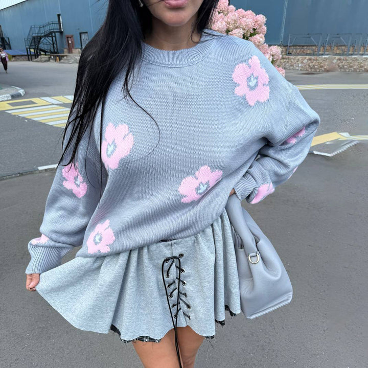 Damer avslappnad stickad tröja med blomsterdesign och fin stickstruktur Mirla-Eva Jonsson