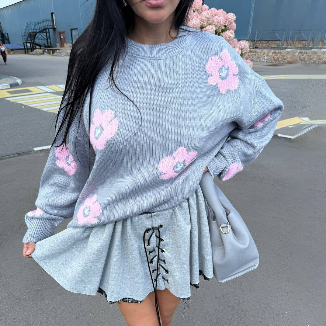 Damer avslappnad stickad tröja med blomsterdesign och fin stickstruktur Mirla-Eva Jonsson