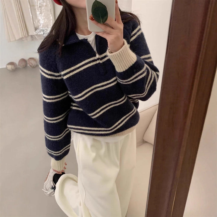 Damer avslappnad stickad tröja med halv dragkedja och randigt mönster Mirla-Eva Jonsson