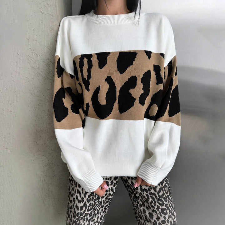 Damer avslappnad stickad tröja med kontrasterande leopardmönster Mirla-Eva Jonsson
