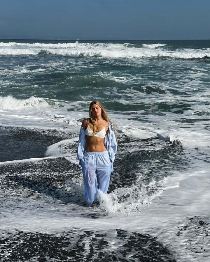Damer avslappnad strandoutfit med lätt overshirt och bekväma byxor Mirla-Eva Jonsson