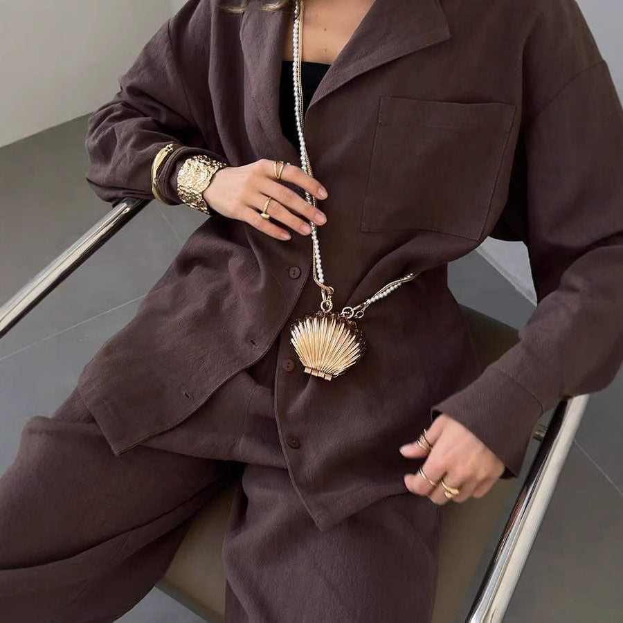 Damer avslappnad strandoutfit med lätt overshirt och bekväma byxor Mirla-Eva Jonsson