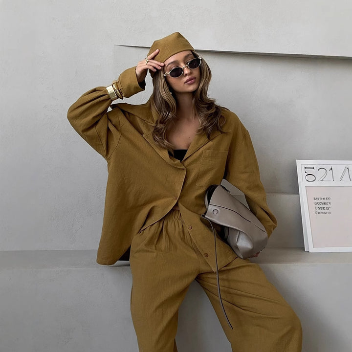 Damer avslappnad strandoutfit med lätt overshirt och bekväma byxor Mirla-Eva Jonsson