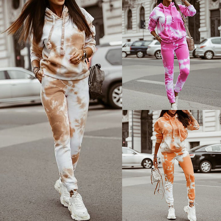 Damer avslappnad sweat-outfit med huva och färggartbatikmönster Mirla-Eva Jonsson