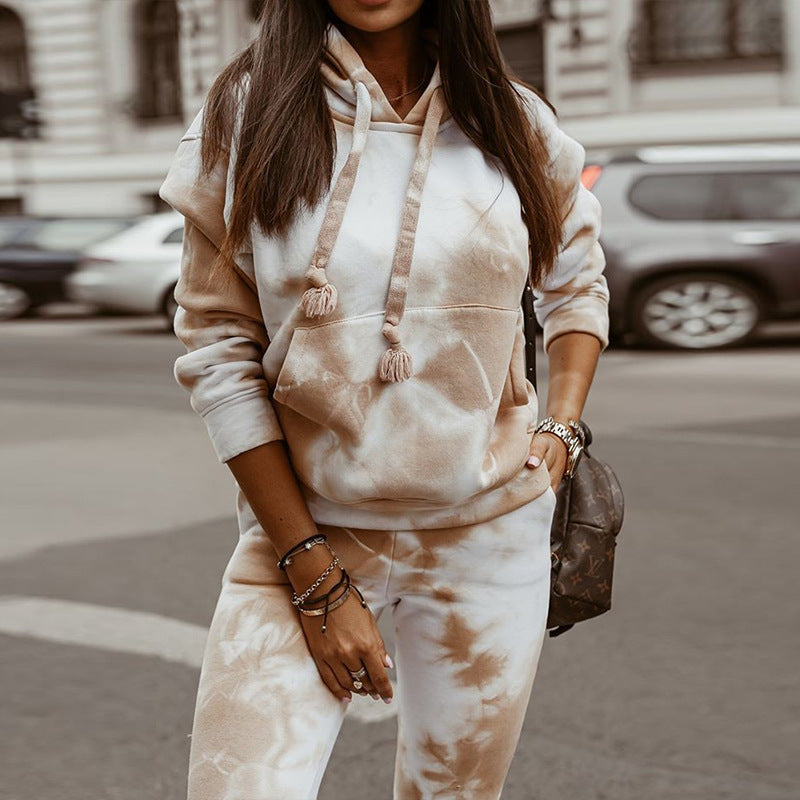 Damer avslappnad sweat-outfit med huva och färggartbatikmönster Mirla-Eva Jonsson