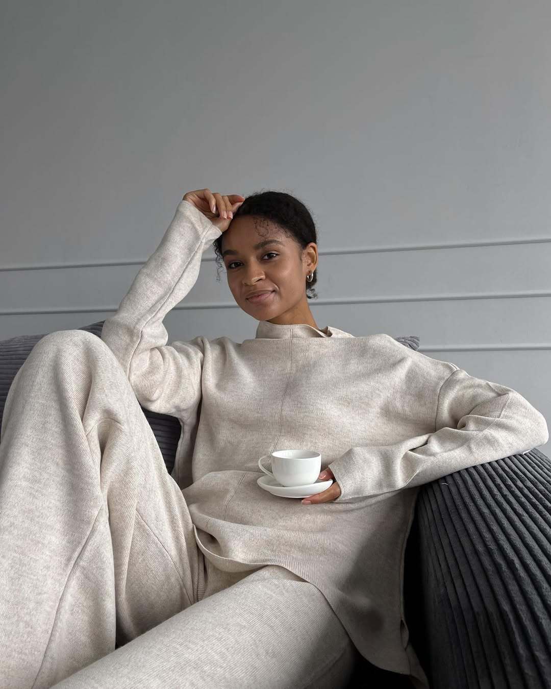 Damer avslappnad sweatshirt-set med hög krage och elegant snitt Mirla-Eva Jonsson