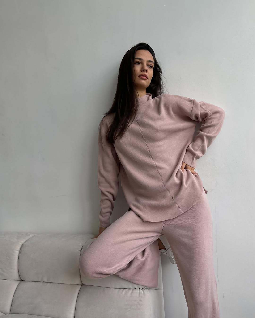 Damer avslappnad sweatshirt-set med hög krage och elegant snitt Mirla-Eva Jonsson
