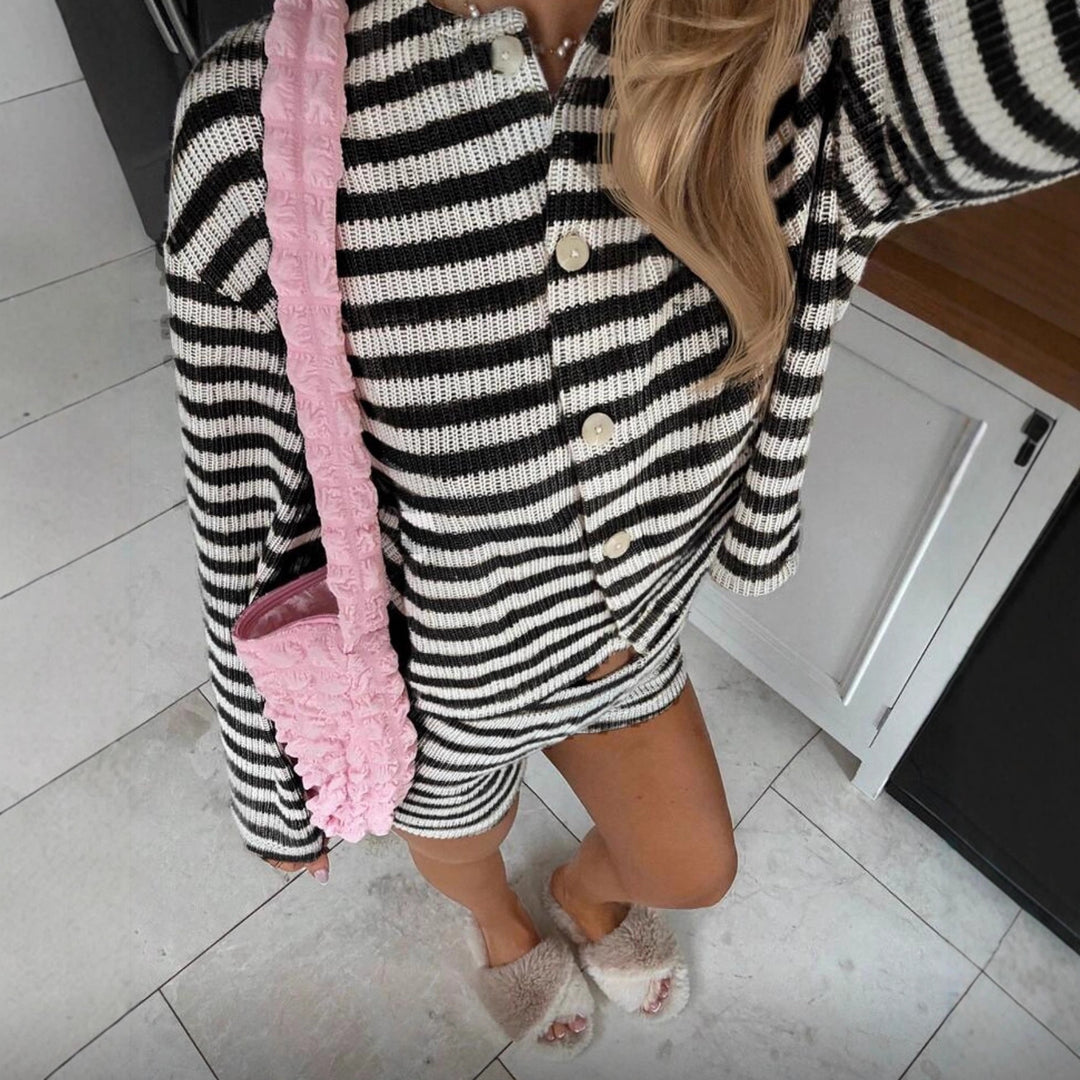 Damer avslappnad topp och shorts set med randigt mönster Mirla-Eva Jonsson