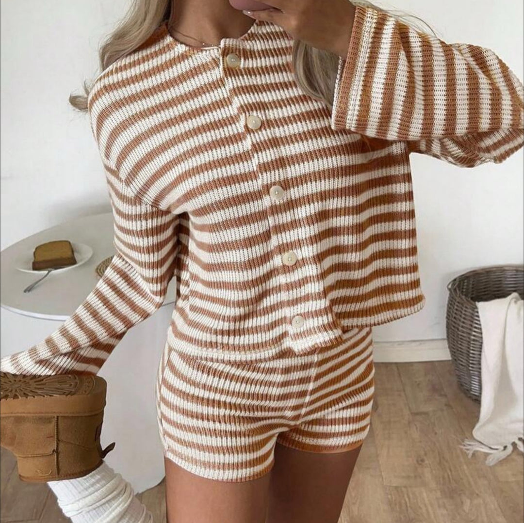 Damer avslappnad topp och shorts set med randigt mönster Mirla-Eva Jonsson