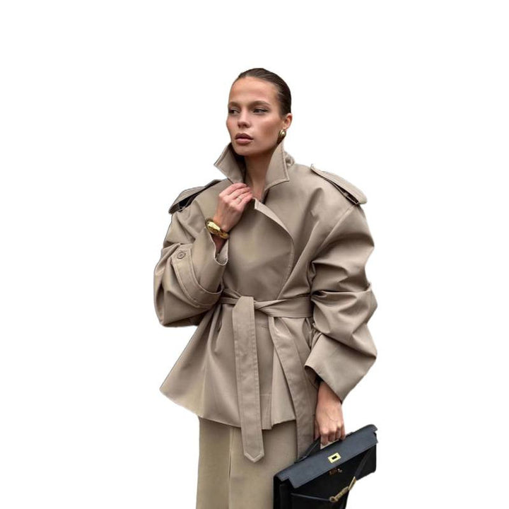 Damer avslappnad trenchcoat med midjereglerande bälte och moderna knapppdetaljer Mirla-Eva Jonsson