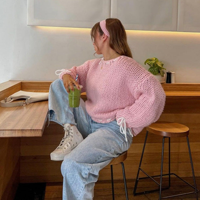 Damer avslappnad tröja med öppen axel och dekorativt knytbälte Mirla-Eva Jonsson