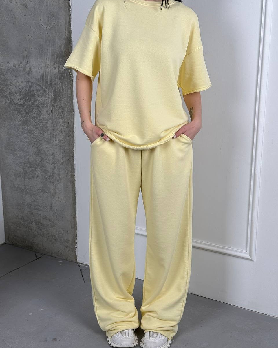 Damer avslappnad tvådelad set med oversized t-shirt och löst skurna byxor Mirla-Eva Jonsson