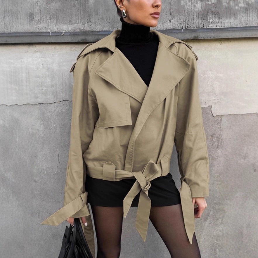 Damer avslappnad utility-jacka i oversized passform med midjejusterbart bälte och praktiska fickor Mirla-Eva Jonsson