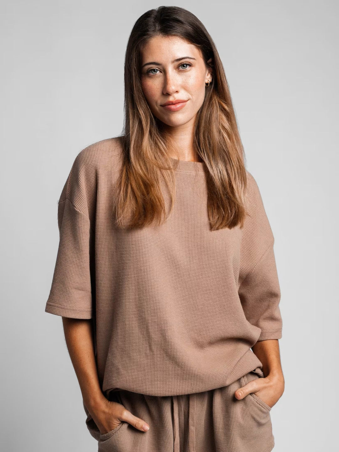 Damer avslappnad våffelstickad set med överskott och bekväm passform Mirla-Eva Jonsson