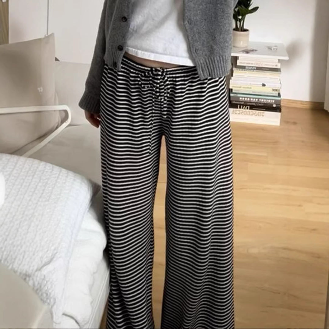 Damer avslappnade loungebyxor med elastiskt midjeband och fint randigt mönster Mirla-Eva Jonsson