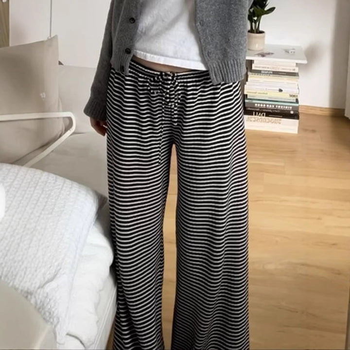 Damer avslappnade loungebyxor med elastiskt midjeband och fint randigt mönster Mirla-Eva Jonsson