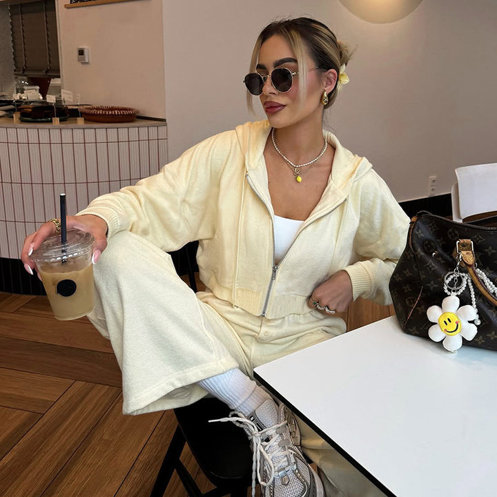 Damer avslappnade sportklädes-set med cropped topp och bekväma shorts Mirla-Eva Jonsson