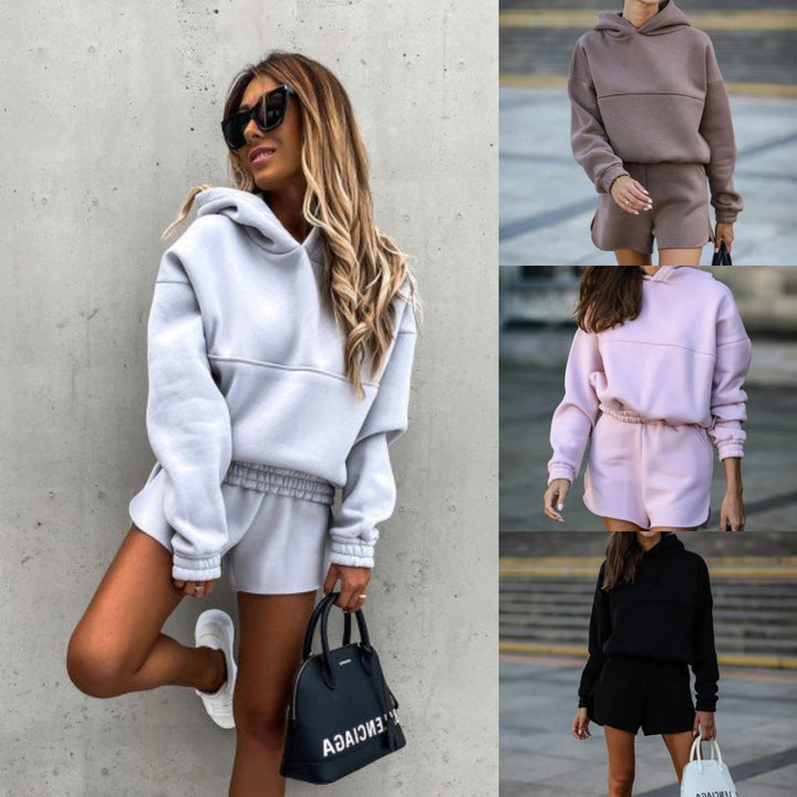 Damer avslappnat fritidsset med hoodie och shorts Eva Jonsson-Eva Jonsson