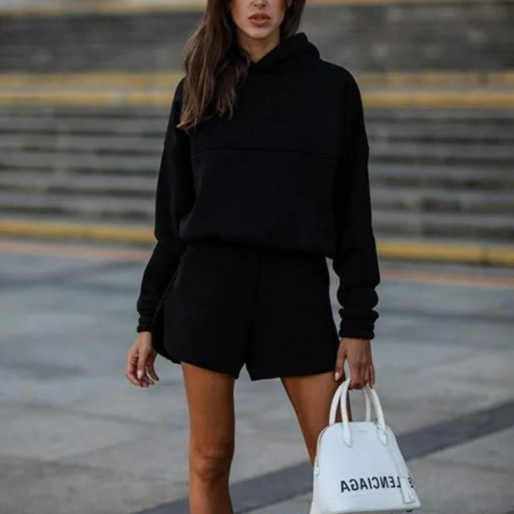 Damer avslappnat fritidsset med hoodie och shorts Eva Jonsson-Eva Jonsson