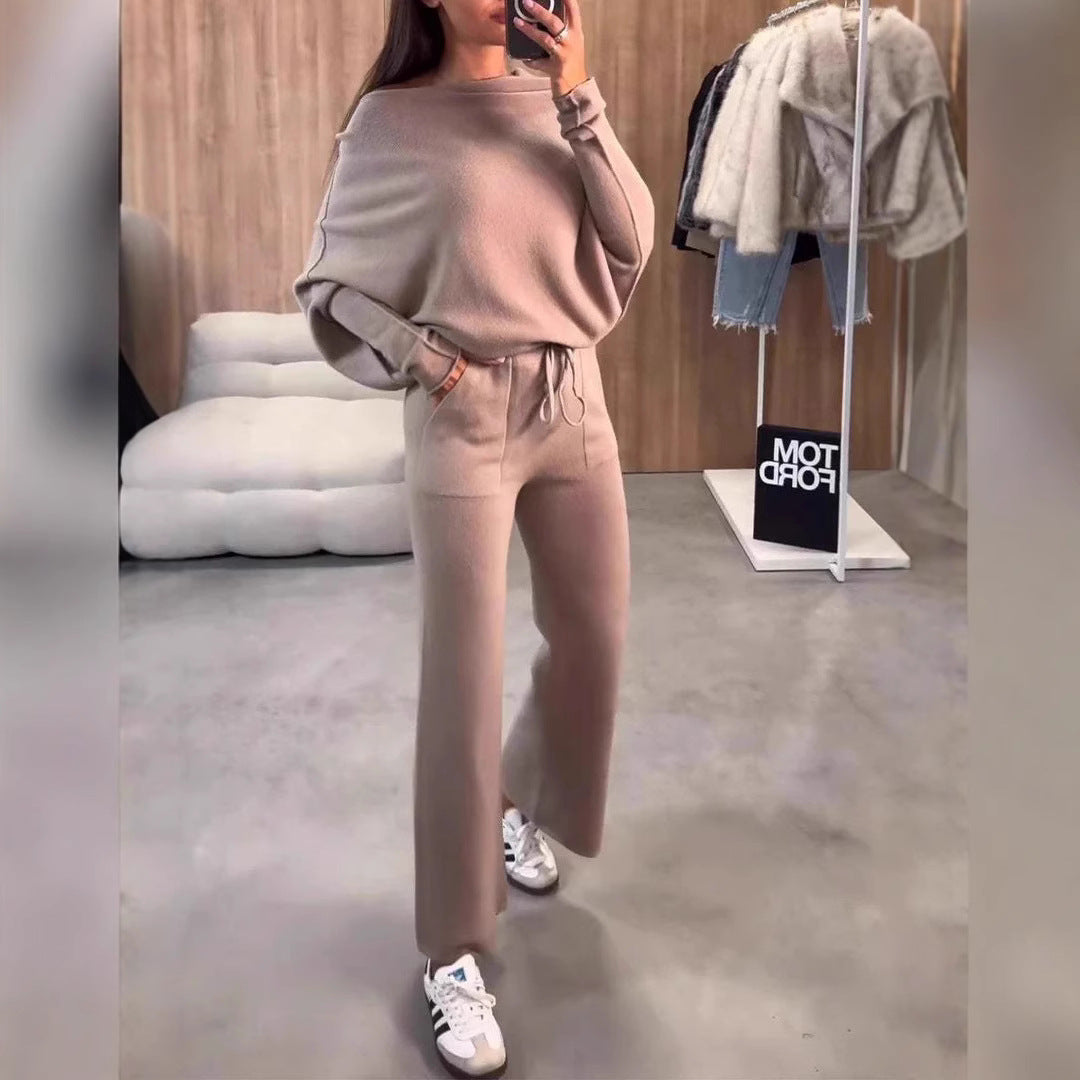 Damer avslappnat lounge-outfit med rymlig passform och djup halsringning Mirla-Eva Jonsson