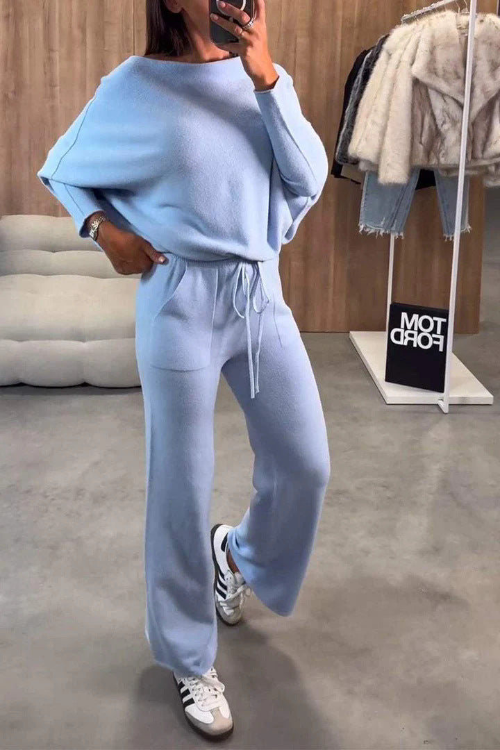 Damer avslappnat lounge-outfit med rymlig passform och djup halsringning Mirla-Eva Jonsson