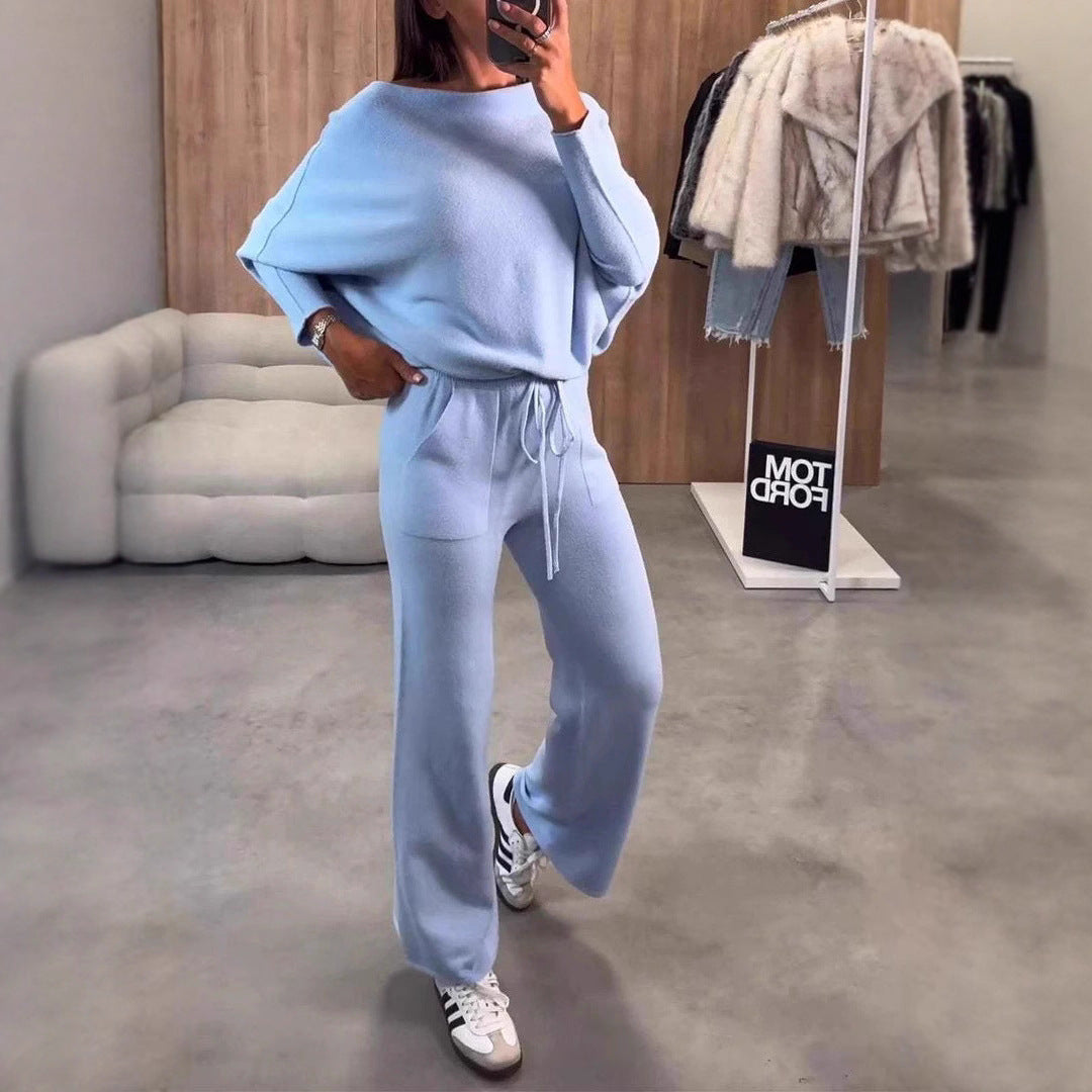 Damer avslappnat lounge-outfit med rymlig passform och djup halsringning Mirla-Eva Jonsson