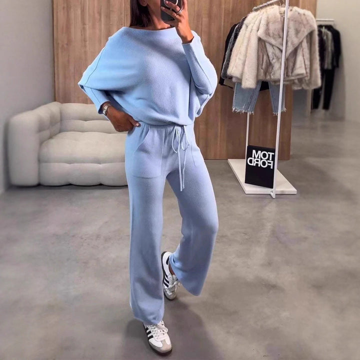 Damer avslappnat lounge-outfit med rymlig passform och djup halsringning Mirla-Eva Jonsson