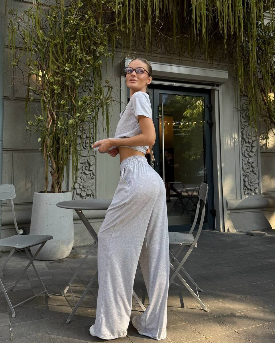 Damer avslappnat lounge-set med cropped topp och vida byxor Eva Jonsson-Eva Jonsson