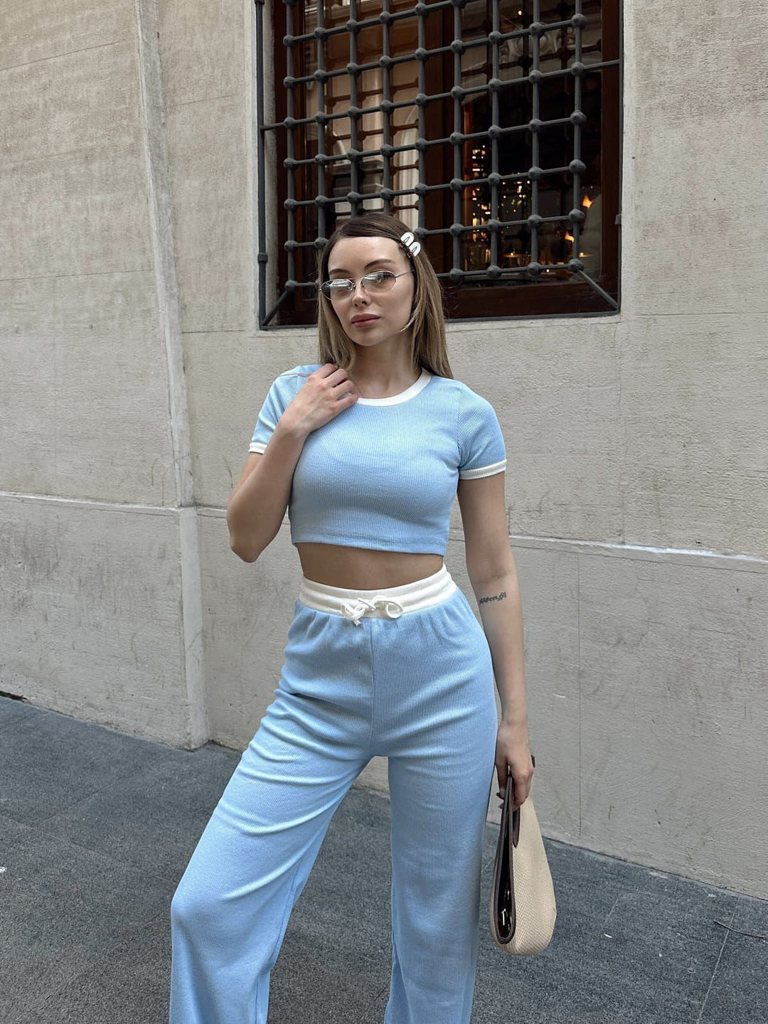Damer avslappnat lounge-set med cropped topp och vida byxor Mirla-Eva Jonsson