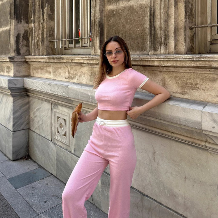Damer avslappnat lounge-set med cropped topp och vida byxor Mirla-Eva Jonsson