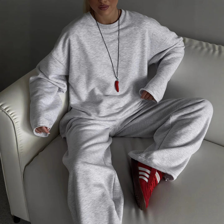 Damer avslappnat lounge-set med oversized tröja och bekväma byxor Eva Jonsson-Eva Jonsson