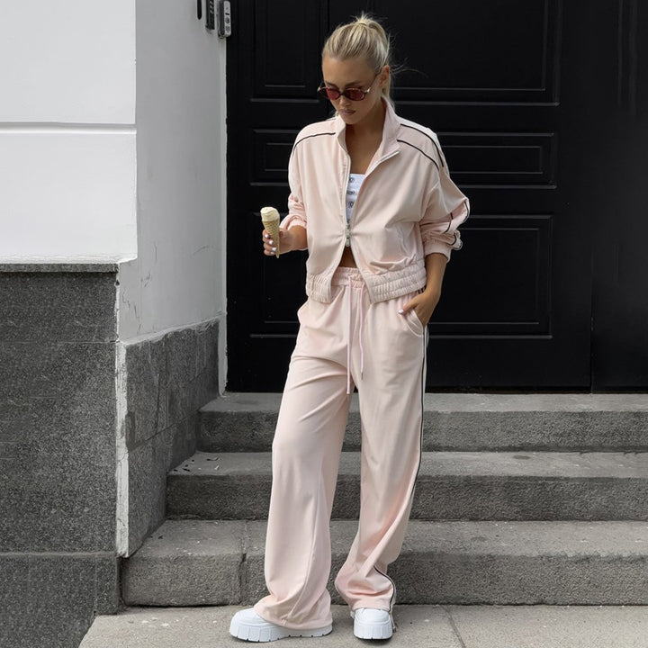 Damer avslappnat loungset med cropped hoodie och vida byxor Mirla-Eva Jonsson